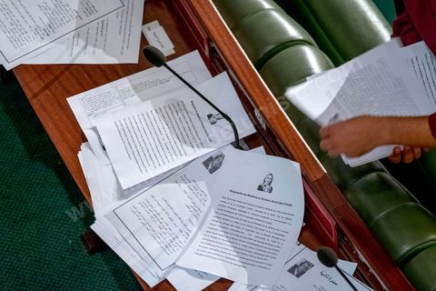11 septembre 2017 : Séance plénière de vote de confiance du nouveau gouvernement de Youssef Chahed à l'Assemblée des Représentants du Peuple. Sous l’ascendant grandissant du président Essebsi, le premier ministre a constitué un nouveau gouvernement marqué par l'entrée d'anciens Benalistes. Sur 43 ministres et secrétaires d’Etat du nouveau gouvernement, au moins un sur cinq a occupé un poste ministériel sous Ben Ali ou assumé une fonction dirigeante au Rassemblement constitutionnel démocratique (RCD). Le chef du gouvernement a rappelé ce matin que ce gouvernement est un gouvernement de guerre, une guerre contre la corruption et le terrorisme. Les priorités du gouvernement sont claires et j’ai rappelé à mes ministres qu’il n’y a aucune place à la corruption au sein de son gouvernement. Ce gouvernement est aussi focalisé sur l’économie et les grandes réformes. Nous avons insisté aussi sur la nomination de personnalités qui ont de l’expérience dans leur domaine.