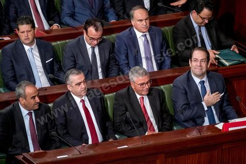 11 septembre 2017 : Séance plénière de vote de confiance du nouveau gouvernement de Youssef Chahed à l'Assemblée des Représentants du Peuple. Sous l’ascendant grandissant du président Essebsi, le premier ministre a constitué un nouveau gouvernement marqué par l'entrée d'anciens Benalistes. Sur 43 ministres et secrétaires d’Etat du nouveau gouvernement, au moins un sur cinq a occupé un poste ministériel sous Ben Ali ou assumé une fonction dirigeante au Rassemblement constitutionnel démocratique (RCD). Le chef du gouvernement a rappelé ce matin que ce gouvernement est un gouvernement de guerre, une guerre contre la corruption et le terrorisme. Les priorités du gouvernement sont claires et j’ai rappelé à mes ministres qu’il n’y a aucune place à la corruption au sein de son gouvernement. Ce gouvernement est aussi focalisé sur l’économie et les grandes réformes. Nous avons insisté aussi sur la nomination de personnalités qui ont de l’expérience dans leur domaine.