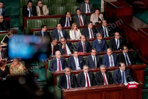 11 septembre 2017 : Séance plénière de vote de confiance du nouveau gouvernement de Youssef Chahed à l'Assemblée des Représentants du Peuple. Sous l’ascendant grandissant du président Essebsi, le premier ministre a constitué un nouveau gouvernement marqué par l'entrée d'anciens Benalistes. Sur 43 ministres et secrétaires d’Etat du nouveau gouvernement, au moins un sur cinq a occupé un poste ministériel sous Ben Ali ou assumé une fonction dirigeante au Rassemblement constitutionnel démocratique (RCD). Le chef du gouvernement a rappelé ce matin que ce gouvernement est un gouvernement de guerre, une guerre contre la corruption et le terrorisme. Les priorités du gouvernement sont claires et j’ai rappelé à mes ministres qu’il n’y a aucune place à la corruption au sein de son gouvernement. Ce gouvernement est aussi focalisé sur l’économie et les grandes réformes. Nous avons insisté aussi sur la nomination de personnalités qui ont de l’expérience dans leur domaine.