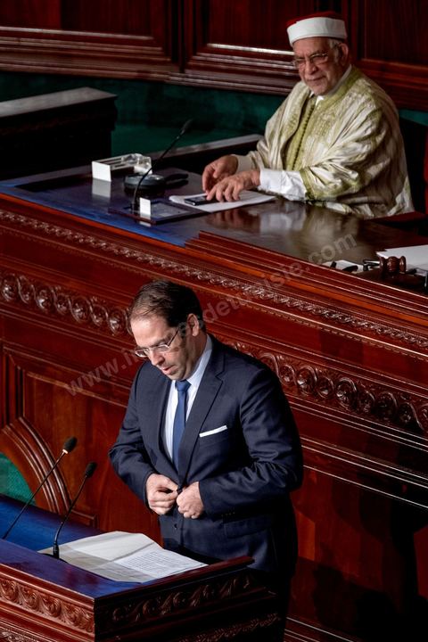 11 septembre 2017 : Séance plénière de vote de confiance du nouveau gouvernement de Youssef Chahed à l'Assemblée des Représentants du Peuple. Sous l’ascendant grandissant du président Essebsi, le premier ministre a constitué un nouveau gouvernement marqué par l'entrée d'anciens Benalistes. Sur 43 ministres et secrétaires d’Etat du nouveau gouvernement, au moins un sur cinq a occupé un poste ministériel sous Ben Ali ou assumé une fonction dirigeante au Rassemblement constitutionnel démocratique (RCD). Le chef du gouvernement a rappelé ce matin que ce gouvernement est un gouvernement de guerre, une guerre contre la corruption et le terrorisme. Les priorités du gouvernement sont claires et j’ai rappelé à mes ministres qu’il n’y a aucune place à la corruption au sein de son gouvernement. Ce gouvernement est aussi focalisé sur l’économie et les grandes réformes. Nous avons insisté aussi sur la nomination de personnalités qui ont de l’expérience dans leur domaine.