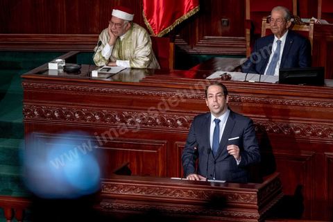 11 septembre 2017 : Séance plénière de vote de confiance du nouveau gouvernement de Youssef Chahed à l'Assemblée des Représentants du Peuple. Sous l’ascendant grandissant du président Essebsi, le premier ministre a constitué un nouveau gouvernement marqué par l'entrée d'anciens Benalistes. Sur 43 ministres et secrétaires d’Etat du nouveau gouvernement, au moins un sur cinq a occupé un poste ministériel sous Ben Ali ou assumé une fonction dirigeante au Rassemblement constitutionnel démocratique (RCD). Le chef du gouvernement a rappelé ce matin que ce gouvernement est un gouvernement de guerre, une guerre contre la corruption et le terrorisme. Les priorités du gouvernement sont claires et j’ai rappelé à mes ministres qu’il n’y a aucune place à la corruption au sein de son gouvernement. Ce gouvernement est aussi focalisé sur l’économie et les grandes réformes. Nous avons insisté aussi sur la nomination de personnalités qui ont de l’expérience dans leur domaine.