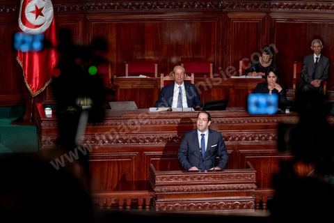 11 septembre 2017 : Séance plénière de vote de confiance du nouveau gouvernement de Youssef Chahed à l'Assemblée des Représentants du Peuple. Sous l’ascendant grandissant du président Essebsi, le premier ministre a constitué un nouveau gouvernement marqué par l'entrée d'anciens Benalistes. Sur 43 ministres et secrétaires d’Etat du nouveau gouvernement, au moins un sur cinq a occupé un poste ministériel sous Ben Ali ou assumé une fonction dirigeante au Rassemblement constitutionnel démocratique (RCD). Le chef du gouvernement a rappelé ce matin que ce gouvernement est un gouvernement de guerre, une guerre contre la corruption et le terrorisme. Les priorités du gouvernement sont claires et j’ai rappelé à mes ministres qu’il n’y a aucune place à la corruption au sein de son gouvernement. Ce gouvernement est aussi focalisé sur l’économie et les grandes réformes. Nous avons insisté aussi sur la nomination de personnalités qui ont de l’expérience dans leur domaine.