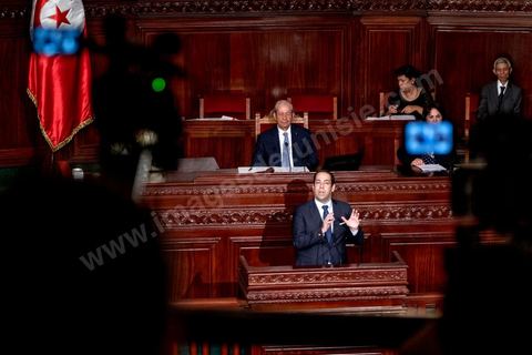 11 septembre 2017 : Séance plénière de vote de confiance du nouveau gouvernement de Youssef Chahed à l'Assemblée des Représentants du Peuple. Sous l’ascendant grandissant du président Essebsi, le premier ministre a constitué un nouveau gouvernement marqué par l'entrée d'anciens Benalistes. Sur 43 ministres et secrétaires d’Etat du nouveau gouvernement, au moins un sur cinq a occupé un poste ministériel sous Ben Ali ou assumé une fonction dirigeante au Rassemblement constitutionnel démocratique (RCD). Le chef du gouvernement a rappelé ce matin que ce gouvernement est un gouvernement de guerre, une guerre contre la corruption et le terrorisme. Les priorités du gouvernement sont claires et j’ai rappelé à mes ministres qu’il n’y a aucune place à la corruption au sein de son gouvernement. Ce gouvernement est aussi focalisé sur l’économie et les grandes réformes. Nous avons insisté aussi sur la nomination de personnalités qui ont de l’expérience dans leur domaine.