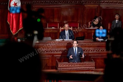 11 septembre 2017 : Séance plénière de vote de confiance du nouveau gouvernement de Youssef Chahed à l'Assemblée des Représentants du Peuple. Sous l’ascendant grandissant du président Essebsi, le premier ministre a constitué un nouveau gouvernement marqué par l'entrée d'anciens Benalistes. Sur 43 ministres et secrétaires d’Etat du nouveau gouvernement, au moins un sur cinq a occupé un poste ministériel sous Ben Ali ou assumé une fonction dirigeante au Rassemblement constitutionnel démocratique (RCD). Le chef du gouvernement a rappelé ce matin que ce gouvernement est un gouvernement de guerre, une guerre contre la corruption et le terrorisme. Les priorités du gouvernement sont claires et j’ai rappelé à mes ministres qu’il n’y a aucune place à la corruption au sein de son gouvernement. Ce gouvernement est aussi focalisé sur l’économie et les grandes réformes. Nous avons insisté aussi sur la nomination de personnalités qui ont de l’expérience dans leur domaine.
