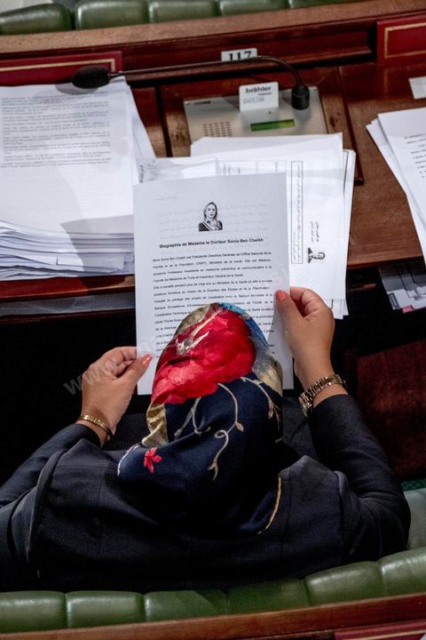 11 septembre 2017 : Séance plénière de vote de confiance du nouveau gouvernement de Youssef Chahed à l'Assemblée des Représentants du Peuple. Sous l’ascendant grandissant du président Essebsi, le premier ministre a constitué un nouveau gouvernement marqué par l'entrée d'anciens Benalistes. Sur 43 ministres et secrétaires d’Etat du nouveau gouvernement, au moins un sur cinq a occupé un poste ministériel sous Ben Ali ou assumé une fonction dirigeante au Rassemblement constitutionnel démocratique (RCD). Le chef du gouvernement a rappelé ce matin que ce gouvernement est un gouvernement de guerre, une guerre contre la corruption et le terrorisme. Les priorités du gouvernement sont claires et j’ai rappelé à mes ministres qu’il n’y a aucune place à la corruption au sein de son gouvernement. Ce gouvernement est aussi focalisé sur l’économie et les grandes réformes. Nous avons insisté aussi sur la nomination de personnalités qui ont de l’expérience dans leur domaine.