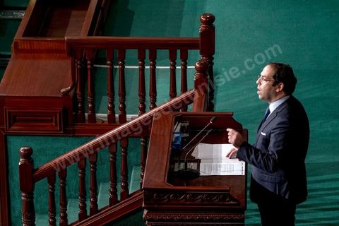 11 septembre 2017 : Séance plénière de vote de confiance du nouveau gouvernement de Youssef Chahed à l'Assemblée des Représentants du Peuple. Sous l’ascendant grandissant du président Essebsi, le premier ministre a constitué un nouveau gouvernement marqué par l'entrée d'anciens Benalistes. Sur 43 ministres et secrétaires d’Etat du nouveau gouvernement, au moins un sur cinq a occupé un poste ministériel sous Ben Ali ou assumé une fonction dirigeante au Rassemblement constitutionnel démocratique (RCD). Le chef du gouvernement a rappelé ce matin que ce gouvernement est un gouvernement de guerre, une guerre contre la corruption et le terrorisme. Les priorités du gouvernement sont claires et j’ai rappelé à mes ministres qu’il n’y a aucune place à la corruption au sein de son gouvernement. Ce gouvernement est aussi focalisé sur l’économie et les grandes réformes. Nous avons insisté aussi sur la nomination de personnalités qui ont de l’expérience dans leur domaine.