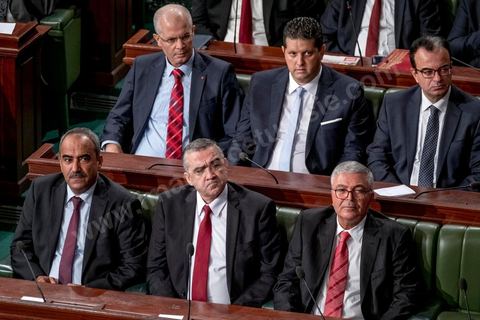 11 septembre 2017 : Séance plénière de vote de confiance du nouveau gouvernement de Youssef Chahed à l'Assemblée des Représentants du Peuple. Sous l’ascendant grandissant du président Essebsi, le premier ministre a constitué un nouveau gouvernement marqué par l'entrée d'anciens Benalistes. Sur 43 ministres et secrétaires d’Etat du nouveau gouvernement, au moins un sur cinq a occupé un poste ministériel sous Ben Ali ou assumé une fonction dirigeante au Rassemblement constitutionnel démocratique (RCD). Le chef du gouvernement a rappelé ce matin que ce gouvernement est un gouvernement de guerre, une guerre contre la corruption et le terrorisme. Les priorités du gouvernement sont claires et j’ai rappelé à mes ministres qu’il n’y a aucune place à la corruption au sein de son gouvernement. Ce gouvernement est aussi focalisé sur l’économie et les grandes réformes. Nous avons insisté aussi sur la nomination de personnalités qui ont de l’expérience dans leur domaine.