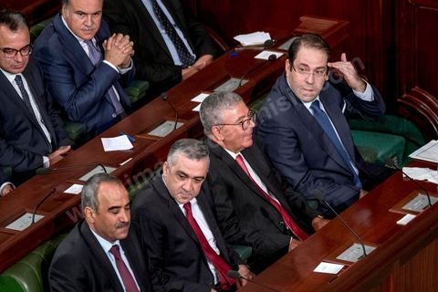11 septembre 2017 : Séance plénière de vote de confiance du nouveau gouvernement de Youssef Chahed à l'Assemblée des Représentants du Peuple. Sous l’ascendant grandissant du président Essebsi, le premier ministre a constitué un nouveau gouvernement marqué par l'entrée d'anciens Benalistes. Sur 43 ministres et secrétaires d’Etat du nouveau gouvernement, au moins un sur cinq a occupé un poste ministériel sous Ben Ali ou assumé une fonction dirigeante au Rassemblement constitutionnel démocratique (RCD). Le chef du gouvernement a rappelé ce matin que ce gouvernement est un gouvernement de guerre, une guerre contre la corruption et le terrorisme. Les priorités du gouvernement sont claires et j’ai rappelé à mes ministres qu’il n’y a aucune place à la corruption au sein de son gouvernement. Ce gouvernement est aussi focalisé sur l’économie et les grandes réformes. Nous avons insisté aussi sur la nomination de personnalités qui ont de l’expérience dans leur domaine.