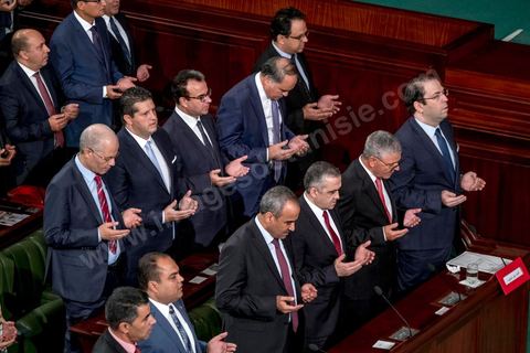11 septembre 2017 : Séance plénière de vote de confiance du nouveau gouvernement de Youssef Chahed à l'Assemblée des Représentants du Peuple. Sous l’ascendant grandissant du président Essebsi, le premier ministre a constitué un nouveau gouvernement marqué par l'entrée d'anciens Benalistes. Sur 43 ministres et secrétaires d’Etat du nouveau gouvernement, au moins un sur cinq a occupé un poste ministériel sous Ben Ali ou assumé une fonction dirigeante au Rassemblement constitutionnel démocratique (RCD). Le chef du gouvernement a rappelé ce matin que ce gouvernement est un gouvernement de guerre, une guerre contre la corruption et le terrorisme. Les priorités du gouvernement sont claires et j’ai rappelé à mes ministres qu’il n’y a aucune place à la corruption au sein de son gouvernement. Ce gouvernement est aussi focalisé sur l’économie et les grandes réformes. Nous avons insisté aussi sur la nomination de personnalités qui ont de l’expérience dans leur domaine.