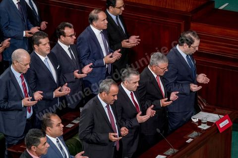 11 septembre 2017 : Séance plénière de vote de confiance du nouveau gouvernement de Youssef Chahed à l'Assemblée des Représentants du Peuple. Sous l’ascendant grandissant du président Essebsi, le premier ministre a constitué un nouveau gouvernement marqué par l'entrée d'anciens Benalistes. Sur 43 ministres et secrétaires d’Etat du nouveau gouvernement, au moins un sur cinq a occupé un poste ministériel sous Ben Ali ou assumé une fonction dirigeante au Rassemblement constitutionnel démocratique (RCD). Le chef du gouvernement a rappelé ce matin que ce gouvernement est un gouvernement de guerre, une guerre contre la corruption et le terrorisme. Les priorités du gouvernement sont claires et j’ai rappelé à mes ministres qu’il n’y a aucune place à la corruption au sein de son gouvernement. Ce gouvernement est aussi focalisé sur l’économie et les grandes réformes. Nous avons insisté aussi sur la nomination de personnalités qui ont de l’expérience dans leur domaine.