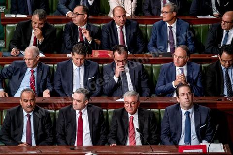 11 septembre 2017 : Séance plénière de vote de confiance du nouveau gouvernement de Youssef Chahed à l'Assemblée des Représentants du Peuple. Sous l’ascendant grandissant du président Essebsi, le premier ministre a constitué un nouveau gouvernement marqué par l'entrée d'anciens Benalistes. Sur 43 ministres et secrétaires d’Etat du nouveau gouvernement, au moins un sur cinq a occupé un poste ministériel sous Ben Ali ou assumé une fonction dirigeante au Rassemblement constitutionnel démocratique (RCD). Le chef du gouvernement a rappelé ce matin que ce gouvernement est un gouvernement de guerre, une guerre contre la corruption et le terrorisme. Les priorités du gouvernement sont claires et j’ai rappelé à mes ministres qu’il n’y a aucune place à la corruption au sein de son gouvernement. Ce gouvernement est aussi focalisé sur l’économie et les grandes réformes. Nous avons insisté aussi sur la nomination de personnalités qui ont de l’expérience dans leur domaine.