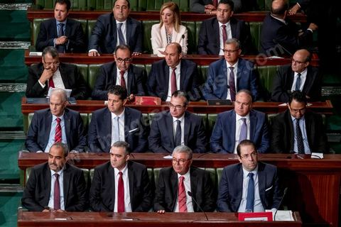 11 septembre 2017 : Séance plénière de vote de confiance du nouveau gouvernement de Youssef Chahed à l'Assemblée des Représentants du Peuple. Sous l’ascendant grandissant du président Essebsi, le premier ministre a constitué un nouveau gouvernement marqué par l'entrée d'anciens Benalistes. Sur 43 ministres et secrétaires d’Etat du nouveau gouvernement, au moins un sur cinq a occupé un poste ministériel sous Ben Ali ou assumé une fonction dirigeante au Rassemblement constitutionnel démocratique (RCD). Le chef du gouvernement a rappelé ce matin que ce gouvernement est un gouvernement de guerre, une guerre contre la corruption et le terrorisme. Les priorités du gouvernement sont claires et j’ai rappelé à mes ministres qu’il n’y a aucune place à la corruption au sein de son gouvernement. Ce gouvernement est aussi focalisé sur l’économie et les grandes réformes. Nous avons insisté aussi sur la nomination de personnalités qui ont de l’expérience dans leur domaine.