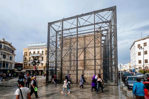 October 4, 2017: Dream City, the medina of Tunis. Works by Nidhal Chamekh. 
BARBED GATE installation: In the aftermath of January 14, 2011, security measures were tightened in the city of Tunis. What was previously announced as “exceptional measures” has become the norm. Barbed wire and other barriers are now part of the urban landscape.The decision to intervene at Bab El Bhar stems from the symbolic significance it has come to embody and the historical events that have shaped it into a border monument. Bab El Bhar is entirely covered in barbed wire, blurring the line between the controlled element and the tool of control. The imposing structure recedes, giving way to a ghostly silhouette that evokes the history of a gate opening onto the sea—renamed the Gate of France by the colonial authorities and now aligned with the axis of the statue of Ibn Khaldoun, that of Bourguiba, and the Obelisk.