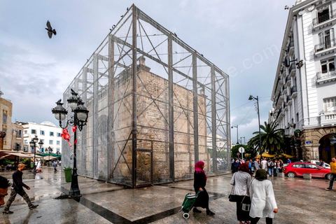 October 4, 2017: Dream City, the medina of Tunis. Works by Nidhal Chamekh. 
BARBED GATE installation: In the aftermath of January 14, 2011, security measures were tightened in the city of Tunis. What was previously announced as “exceptional measures” has become the norm. Barbed wire and other barriers are now part of the urban landscape.The decision to intervene at Bab El Bhar stems from the symbolic significance it has come to embody and the historical events that have shaped it into a border monument. Bab El Bhar is entirely covered in barbed wire, blurring the line between the controlled element and the tool of control. The imposing structure recedes, giving way to a ghostly silhouette that evokes the history of a gate opening onto the sea—renamed the Gate of France by the colonial authorities and now aligned with the axis of the statue of Ibn Khaldoun, that of Bourguiba, and the Obelisk.