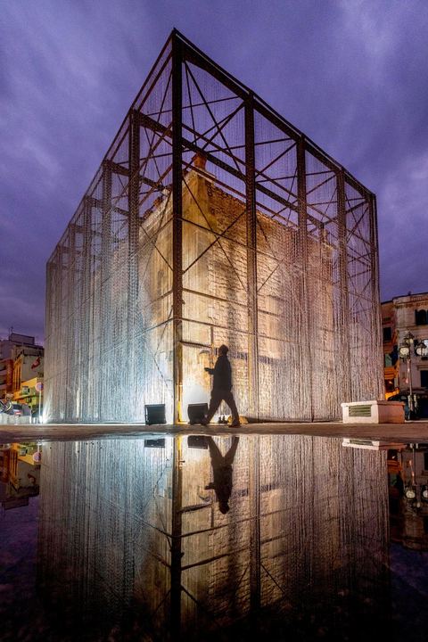 October 4, 2017: Dream City, the medina of Tunis. Works by Nidhal Chamekh. 
BARBED GATE installation: In the aftermath of January 14, 2011, security measures were tightened in the city of Tunis. What was previously announced as “exceptional measures” has become the norm. Barbed wire and other barriers are now part of the urban landscape.The decision to intervene at Bab El Bhar stems from the symbolic significance it has come to embody and the historical events that have shaped it into a border monument. Bab El Bhar is entirely covered in barbed wire, blurring the line between the controlled element and the tool of control. The imposing structure recedes, giving way to a ghostly silhouette that evokes the history of a gate opening onto the sea—renamed the Gate of France by the colonial authorities and now aligned with the axis of the statue of Ibn Khaldoun, that of Bourguiba, and the Obelisk.