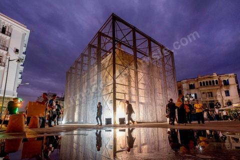 October 4, 2017: Dream City, the medina of Tunis. Works by Nidhal Chamekh. 
BARBED GATE installation: In the aftermath of January 14, 2011, security measures were tightened in the city of Tunis. What was previously announced as “exceptional measures” has become the norm. Barbed wire and other barriers are now part of the urban landscape.The decision to intervene at Bab El Bhar stems from the symbolic significance it has come to embody and the historical events that have shaped it into a border monument. Bab El Bhar is entirely covered in barbed wire, blurring the line between the controlled element and the tool of control. The imposing structure recedes, giving way to a ghostly silhouette that evokes the history of a gate opening onto the sea—renamed the Gate of France by the colonial authorities and now aligned with the axis of the statue of Ibn Khaldoun, that of Bourguiba, and the Obelisk.