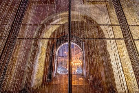 October 4, 2017: Dream City, the medina of Tunis. Works by Nidhal Chamekh. 
BARBED GATE installation: In the aftermath of January 14, 2011, security measures were tightened in the city of Tunis. What was previously announced as “exceptional measures” has become the norm. Barbed wire and other barriers are now part of the urban landscape.The decision to intervene at Bab El Bhar stems from the symbolic significance it has come to embody and the historical events that have shaped it into a border monument. Bab El Bhar is entirely covered in barbed wire, blurring the line between the controlled element and the tool of control. The imposing structure recedes, giving way to a ghostly silhouette that evokes the history of a gate opening onto the sea—renamed the Gate of France by the colonial authorities and now aligned with the axis of the statue of Ibn Khaldoun, that of Bourguiba, and the Obelisk.