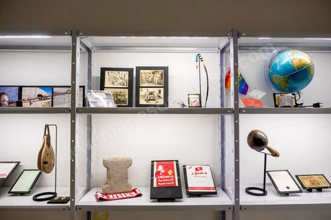 October 4, 2017: Dream City, the medina of Tunis. Works by Nidhal Chamekh. 
Exhibition: CABINET DES FRONTIÈRES
The city’s residents came together to create a collaborative work—a cabinet of curiosities that embodies the collective imagination regarding borders.