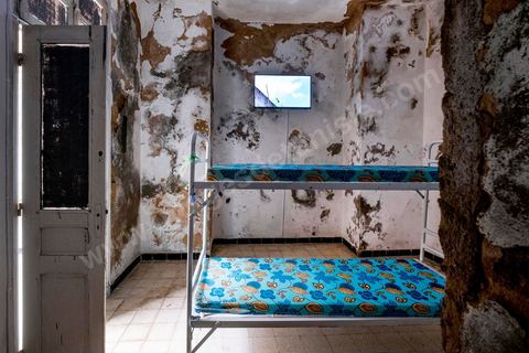 October 4, 2017: Dream City, Tunis Medina. Exhibition by Malek Gnaoui
titled “0904”: on a vacant lot, nothing remains of the prison that loomed over the heart of Tunis for decades.The artist explores the memory of the place through the recollections of former inmates of the infamous Tunisian “April 9” prison, thereby reconstructing an archive based on the subjectivity of images, stories, and feelings, drawing on the memories of those who frequented the place, who were incarcerated primarily for criminal offenses.
Using memory as a gateway to the prison, he highlights the impact of incarceration on human beings and all the social problems it generates.