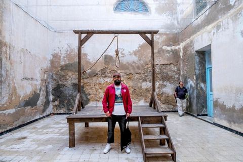 October 4, 2017: Dream City, Tunis Medina. Exhibition by Malek Gnaoui
titled “0904”: on a vacant lot, nothing remains of the prison that loomed over the heart of Tunis for decades.The artist explores the memory of the place through the recollections of former inmates of the infamous Tunisian “April 9” prison, thereby reconstructing an archive based on the subjectivity of images, stories, and feelings, drawing on the memories of those who frequented the place, who were incarcerated primarily for criminal offenses.
Using memory as a gateway to the prison, he highlights the impact of incarceration on human beings and all the social problems it generates.