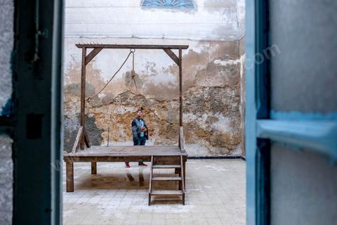 October 4, 2017: Dream City, Tunis Medina. Exhibition by Malek Gnaoui
titled “0904”: on a vacant lot, nothing remains of the prison that loomed over the heart of Tunis for decades.The artist explores the memory of the place through the recollections of former inmates of the infamous Tunisian “April 9” prison, thereby reconstructing an archive based on the subjectivity of images, stories, and feelings, drawing on the memories of those who frequented the place, who were incarcerated primarily for criminal offenses.
Using memory as a gateway to the prison, he highlights the impact of incarceration on human beings and all the social problems it generates.