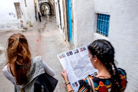 04 octobre 2017 : Dream City dans la medina de Tunis. dans les ruelles de la median de Tunis les visiteurs, plan en mains, partent à la recherche des lieux d'expositions.