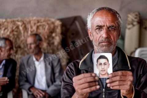 16 octobre 2017 : Chez Ahmed Hattay, jeune homme de 21 ans, mort lors de la collision de leur bateau avec un navire militaire tunisien lors de la traversée clandestine vers l'Italie. La famille et les voisins se réunissent quotidiennement pour partager le deuil, "ici nous sommes pauvres, nous n'avons pas de travail" nous répète le père Magtouf Hattay. Dans la nuit du 8 au 9 octobre 2017 un bateau de pêcheur avec plus de 90 migrants clandestins tunisiens à bord a été percuté "accidentellement" (selon source officielle) provocant la mort et disparition d'une cinquantaine de jeunes tunisiens les autres ayant été rescapé apr ce meme navire tunisien. 