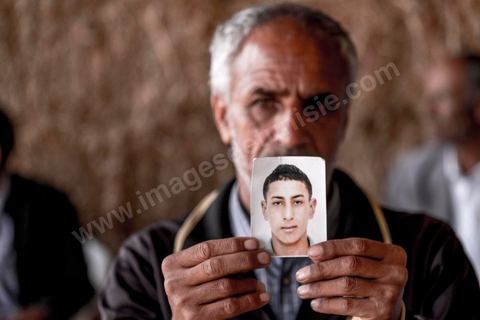 16 octobre 2017 : Chez Ahmed Hattay, jeune homme de 21 ans, mort lors de la collision de leur bateau avec un navire militaire tunisien lors de la traversée clandestine vers l'Italie. La famille et les voisins se réunissent quotidiennement pour partager le deuil, "ici nous sommes pauvres, nous n'avons pas de travail" nous répète le père Magtouf Hattay. Dans la nuit du 8 au 9 octobre 2017 un bateau de pêcheur avec plus de 90 migrants clandestins tunisiens à bord a été percuté "accidentellement" (selon source officielle) provocant la mort et disparition d'une cinquantaine de jeunes tunisiens les autres ayant été rescapé apr ce meme navire tunisien. 