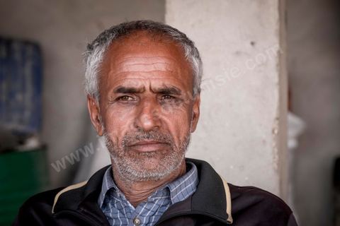 16 octobre 2017 : Chez Ahmed Hattay, jeune homme de 21 ans, mort lors de la collision de leur bateau avec un navire militaire tunisien lors de la traversée clandestine vers l'Italie. La famille et les voisins se réunissent quotidiennement pour partager le deuil, "ici nous sommes pauvres, nous n'avons pas de travail" nous répète le père Magtouf Hattay. Dans la nuit du 8 au 9 octobre 2017 un bateau de pêcheur avec plus de 90 migrants clandestins tunisiens à bord a été percuté "accidentellement" (selon source officielle) provocant la mort et disparition d'une cinquantaine de jeunes tunisiens les autres ayant été rescapé apr ce meme navire tunisien. 