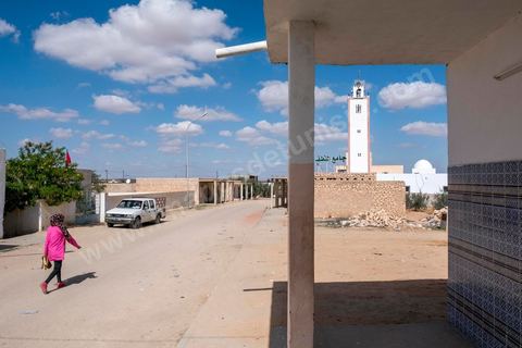 16 octobre 2017 : Omm Choucha est un petit village, une rue principale, une mosquée, un buraeu de poste et deux épiciers ouverts le matin. Ce village a vu sa jeunesse fuir clandestinement vers lItalie, près de 200 pour ce seul mois de septembre 2017. Elle compte aujourd'hui les morts et rescapés du bateau coulé par un navire militaire tunisien. Dans la nuit du 8 au 9 octobre 2017 un bateau de pêcheur avec plus de 90 migrants clandestins tunisiens à bord a été percuté "accidentellement" (selon source officielle) provocant la mort et disparition d'une cinquantaine de jeunes tunisiens les autres ayant été rescapé apr ce meme navire tunisien. 