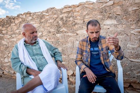 16 octobre 2017 : Nasr avec son père et sa mère à Ltaifa, à 15 km de Bir Ali, Nasr Nasr, 30 ans, nous reçoit chez ses parents pour nous relater les circonstances du drame vécu en mer, il est le dernier rescapé après avoir passé 1h30 dans la mer, sauvé par son gilet de sauvetage, l'un des rares à en avoir un. Dans la nuit du 8 au 9 octobre 2017 un bateau de pêcheur avec plus de 90 migrants clandestins tunisiens à bord a été percuté "accidentellement" (selon source officielle) provocant la mort et disparition d'une cinquantaine de jeunes tunisiens les autres ayant été rescapé apr ce meme navire tunisien. 