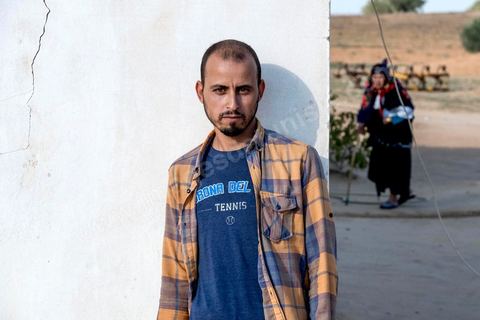 16 octobre 2017 : à Ltaifa, à 15 km de Bir Ali, Nasr Nasr, 30 ans, nous reçoit chez ses parents pour nous relater les circonstances du drame vécu en mer, il est le dernier rescapé après avoir passé 1h30 dans la mer, sauvé par son gilet de sauvetage, l'un des rares à en avoir un. Dans la nuit du 8 au 9 octobre 2017 un bateau de pêcheur avec plus de 90 migrants clandestins tunisiens à bord a été percuté "accidentellement" (selon source officielle) provocant la mort et disparition d'une cinquantaine de jeunes tunisiens les autres ayant été rescapé apr ce meme navire tunisien. 