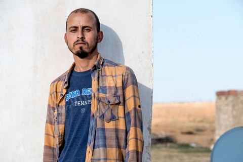 16 octobre 2017 : à Ltaifa, à 15 km de Bir Ali, Nasr Nasr, 30 ans, nous reçoit chez ses parents pour nous relater les circonstances du drame vécu en mer, il est le dernier rescapé après avoir passé 1h30 dans la mer, sauvé par son gilet de sauvetage, l'un des rares à en avoir un. Dans la nuit du 8 au 9 octobre 2017 un bateau de pêcheur avec plus de 90 migrants clandestins tunisiens à bord a été percuté "accidentellement" (selon source officielle) provocant la mort et disparition d'une cinquantaine de jeunes tunisiens les autres ayant été rescapé apr ce meme navire tunisien. 