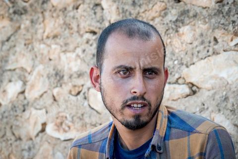 16 octobre 2017 : à Ltaifa, à 15 km de Bir Ali, Nasr Nasr, 30 ans, nous reçoit chez ses parents pour nous relater les circonstances du drame vécu en mer, il est le dernier rescapé après avoir passé 1h30 dans la mer, sauvé par son gilet de sauvetage, l'un des rares à en avoir un. Dans la nuit du 8 au 9 octobre 2017 un bateau de pêcheur avec plus de 90 migrants clandestins tunisiens à bord a été percuté "accidentellement" (selon source officielle) provocant la mort et disparition d'une cinquantaine de jeunes tunisiens les autres ayant été rescapé apr ce meme navire tunisien. 