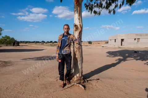 16 octobre 2017 : à Ltaifa, à 15 km de Bir Ali, Nasr Nasr, 30 ans, nous reçoit chez ses parents pour nous relater les circonstances du drame vécu en mer, il est le dernier rescapé après avoir passé 1h30 dans la mer, sauvé par son gilet de sauvetage, l'un des rares à en avoir un. Dans la nuit du 8 au 9 octobre 2017 un bateau de pêcheur avec plus de 90 migrants clandestins tunisiens à bord a été percuté "accidentellement" (selon source officielle) provocant la mort et disparition d'une cinquantaine de jeunes tunisiens les autres ayant été rescapé apr ce meme navire tunisien. 