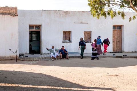 16 octobre 2017 : à Ltaifa, à 15 km de Bir Ali, Nasr Nasr, 30 ans, nous reçoit chez ses parents pour nous relater les circonstances du drame vécu en mer, il est le dernier rescapé après avoir passé 1h30 dans la mer, sauvé par son gilet de sauvetage, l'un des rares à en avoir un. Dans la nuit du 8 au 9 octobre 2017 un bateau de pêcheur avec plus de 90 migrants clandestins tunisiens à bord a été percuté "accidentellement" (selon source officielle) provocant la mort et disparition d'une cinquantaine de jeunes tunisiens les autres ayant été rescapé apr ce meme navire tunisien. 
