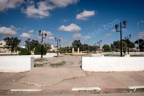 16 ocotbre 2017 : le centre ville de Bir Ali la grand ville de la région, à 50 km de Sfax, d'où sont parti juste pour le moins de septembre plus de 500 jeunes clandestins vers l'Italie. Dans la nuit du 8 au 9 octobre 2017 un bateau de pêcheur avec plus de 90 migrants clandestins tunisiens à bord a été percuté "accidentellement" (selon source officielle) provocant la mort et disparition d'une cinquantaine de jeunes tunisiens les autres ayant été rescapé apr ce meme navire tunisien. 