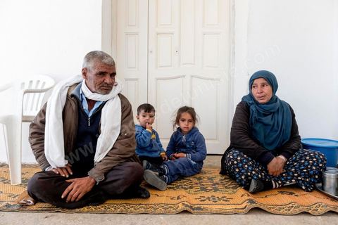 30 novembre : à Sidi Dahar, hameau agricole à 15 km a unord de Bir Ali. Chez Mouldi Chedly, père de Abdelkarim, 31 ans, mort sur le bateau échoué par le navire de la marine nationale tunisienne la nuiut du 8 octobre. Abdelkarim après être parti plussieurs années travailler en Libye était revenu chez ses parents où il avait démarré un nouveau projet de transporteur avec son pick up et avait commencé à construire sa maison. Mais l'attrait d'un monde meilleur en Euroep l'a mis sur ce bateau à la fin tragique. 