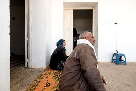 30 novembre : à Sidi Dahar, hameau agricole à 15 km a unord de Bir Ali. Chez Mouldi Chedly, père de Abdelkarim, 31 ans, mort sur le bateau échoué par le navire de la marine nationale tunisienne la nuiut du 8 octobre. Abdelkarim après être parti plussieurs années travailler en Libye était revenu chez ses parents où il avait démarré un nouveau projet de transporteur avec son pick up et avait commencé à construire sa maison. Mais l'attrait d'un monde meilleur en Euroep l'a mis sur ce bateau à la fin tragique. 