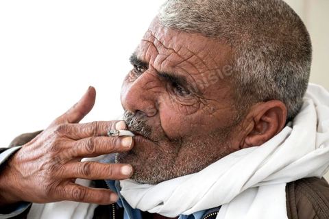 30 novembre : à Sidi Dahar, hameau agricole à 15 km a unord de Bir Ali. Chez Mouldi Chedly, père de Abdelkarim, 31 ans, mort sur le bateau échoué par le navire de la marine nationale tunisienne la nuiut du 8 octobre. Abdelkarim après être parti plussieurs années travailler en Libye était revenu chez ses parents où il avait démarré un nouveau projet de transporteur avec son pick up et avait commencé à construire sa maison. Mais l'attrait d'un monde meilleur en Euroep l'a mis sur ce bateau à la fin tragique. 