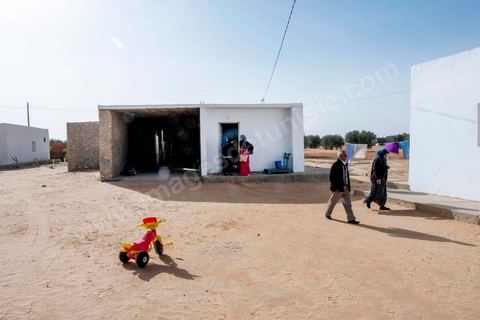 30 novembre : à Sidi Dahar, hameau agricole à 15 km a unord de Bir Ali. Chez Mouldi Chedly, père de Abdelkarim, 31 ans, mort sur le bateau échoué par le navire de la marine nationale tunisienne la nuiut du 8 octobre. Abdelkarim après être parti plussieurs années travailler en Libye était revenu chez ses parents où il avait démarré un nouveau projet de transporteur avec son pick up et avait commencé à construire sa maison. Mais l'attrait d'un monde meilleur en Euroep l'a mis sur ce bateau à la fin tragique. 