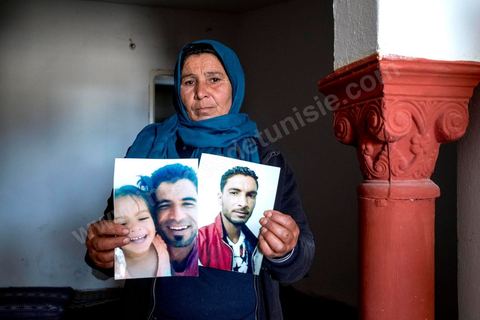 30 novembre : à Sidi Dahar, hameau agricole à 15 km a unord de Bir Ali. Chez Mouldi Chedly, père de Abdelkarim, 31 ans, mort sur le bateau échoué par le navire de la marine nationale tunisienne la nuiut du 8 octobre. Abdelkarim après être parti plussieurs années travailler en Libye était revenu chez ses parents où il avait démarré un nouveau projet de transporteur avec son pick up et avait commencé à construire sa maison. Mais l'attrait d'un monde meilleur en Euroep l'a mis sur ce bateau à la fin tragique. 