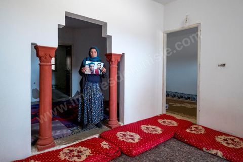 30 novembre : à Sidi Dahar, hameau agricole à 15 km a unord de Bir Ali. Chez Mouldi Chedly, père de Abdelkarim, 31 ans, mort sur le bateau échoué par le navire de la marine nationale tunisienne la nuiut du 8 octobre. Abdelkarim après être parti plussieurs années travailler en Libye était revenu chez ses parents où il avait démarré un nouveau projet de transporteur avec son pick up et avait commencé à construire sa maison. Mais l'attrait d'un monde meilleur en Euroep l'a mis sur ce bateau à la fin tragique. 