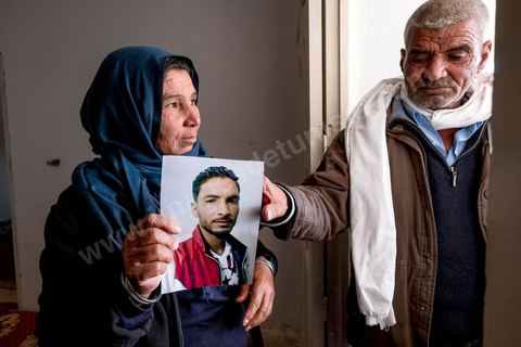30 novembre : à Sidi Dahar, hameau agricole à 15 km a unord de Bir Ali. Chez Mouldi Chedly, père de Abdelkarim, 31 ans, mort sur le bateau échoué par le navire de la marine nationale tunisienne la nuiut du 8 octobre. Abdelkarim après être parti plussieurs années travailler en Libye était revenu chez ses parents où il avait démarré un nouveau projet de transporteur avec son pick up et avait commencé à construire sa maison. Mais l'attrait d'un monde meilleur en Euroep l'a mis sur ce bateau à la fin tragique. 