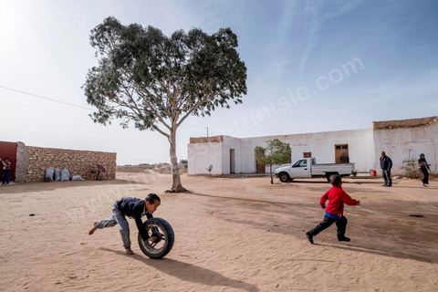 November 30, 2017: In Ltaifa, 15 km from Bir Ali, Nasr Nasr, 30, welcomes us into his parents’ home to recount the circumstances of the tragedy he experienced at sea on October 8; he is one of the survivors. On the night of October 8–9, 2017, a fishing boat carrying more than 90 undocumented Tunisian migrants was “accidentally” struck (according to official sources), resulting in the deaths and disappearances of about 50 young Tunisians; the others were rescued by that same Tunisian vessel. 