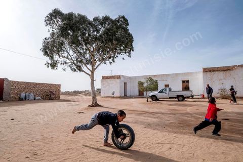 November 30, 2017: In Ltaifa, 15 km from Bir Ali, Nasr Nasr, 30, welcomes us into his parents’ home to recount the circumstances of the tragedy he experienced at sea on October 8; he is one of the survivors. On the night of October 8–9, 2017, a fishing boat carrying more than 90 undocumented Tunisian migrants was “accidentally” struck (according to official sources), resulting in the deaths and disappearances of about 50 young Tunisians; the others were rescued by that same Tunisian vessel. 