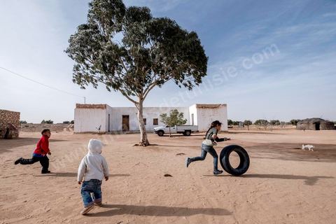 November 30, 2017: In Ltaifa, 15 km from Bir Ali, Nasr Nasr, 30, welcomes us into his parents’ home to recount the circumstances of the tragedy he experienced at sea on October 8; he is one of the survivors. On the night of October 8–9, 2017, a fishing boat carrying more than 90 undocumented Tunisian migrants was “accidentally” struck (according to official sources), resulting in the deaths and disappearances of about 50 young Tunisians; the others were rescued by that same Tunisian vessel. 