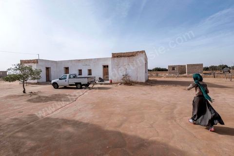 November 30, 2017: In Ltaifa, 15 km from Bir Ali, Nasr Nasr, 30, welcomes us into his parents’ home to recount the circumstances of the tragedy he experienced at sea on October 8; he is one of the survivors. On the night of October 8–9, 2017, a fishing boat carrying more than 90 undocumented Tunisian migrants was “accidentally” struck (according to official sources), resulting in the deaths and disappearances of about 50 young Tunisians; the others were rescued by that same Tunisian vessel. 