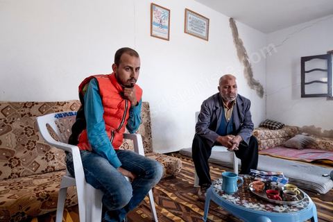 30 novembre 2017 : à Ltaifa, à 15 km de Bir Ali, Nasr Nasr, 30 ans, nous reçoit chez ses parents pour nous relater les circonstances du drame vécu en mer le 8 octobre, il fait partie des rescapé. Dans la nuit du 8 au 9 octobre 2017 un bateau de pêcheur avec plus de 90 migrants clandestins tunisiens à bord a été percuté "accidentellement" (selon source officielle) provocant la mort et disparition d'une cinquantaine de jeunes tunisiens les autres ayant été rescapé apr ce meme navire tunisien. 