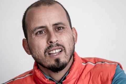 30 novembre 2017 : à Ltaifa, à 15 km de Bir Ali, Nasr Nasr, 30 ans, nous reçoit chez ses parents pour nous relater les circonstances du drame vécu en mer le 8 octobre, il fait partie des rescapé. Dans la nuit du 8 au 9 octobre 2017 un bateau de pêcheur avec plus de 90 migrants clandestins tunisiens à bord a été percuté "accidentellement" (selon source officielle) provocant la mort et disparition d'une cinquantaine de jeunes tunisiens les autres ayant été rescapé apr ce meme navire tunisien. 